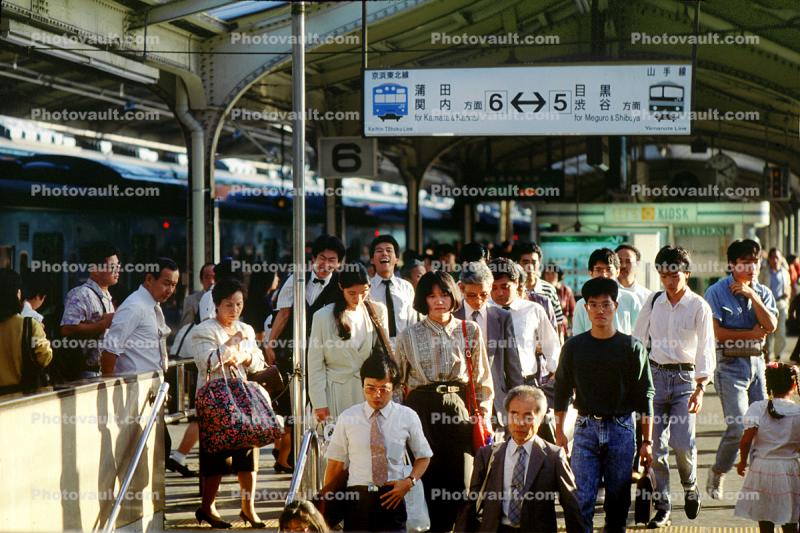 Train Station, platform, disembarking passengers, women, people, crowds, crowded, men