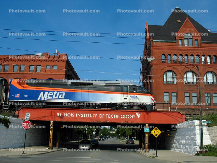 Metra, METX 406, MPI MP36PH-3S, Illinois Institute of Technology, Locomotivem bridge, buildings