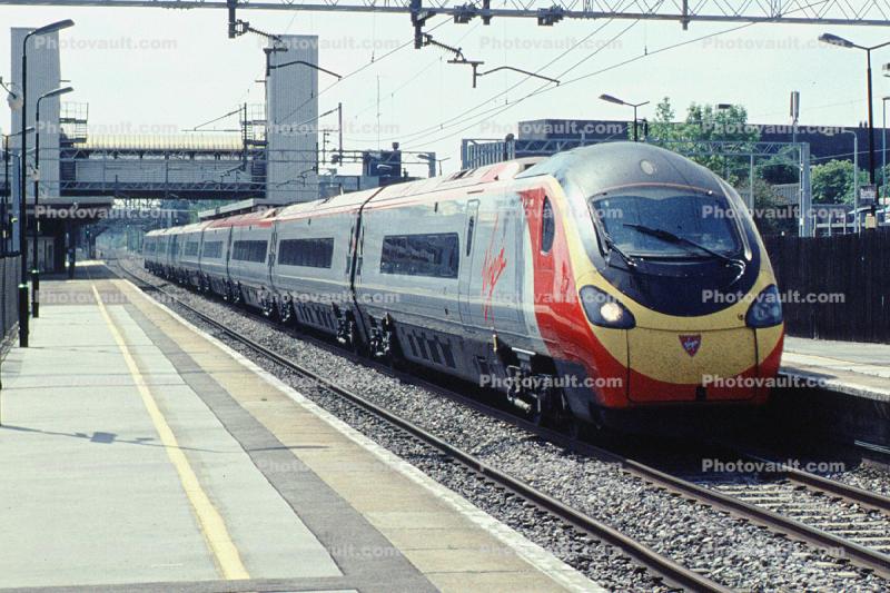 VIRGIN CL390 EXPRESS, Bletchley, England, Streamlined, trainset