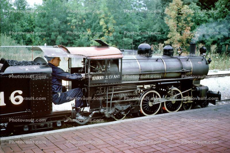 Harry J. Grant, coal-fired steam engine, 4-4-2, #1916, Milwaukee County Zoo, miniature rail, steamer, September 1970