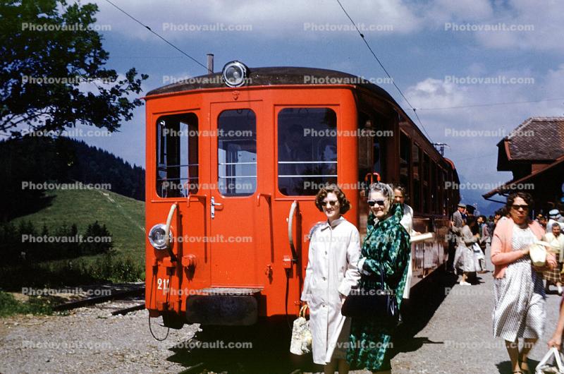 Women, coats, sunglasses, passengers, August 1961, 1960s