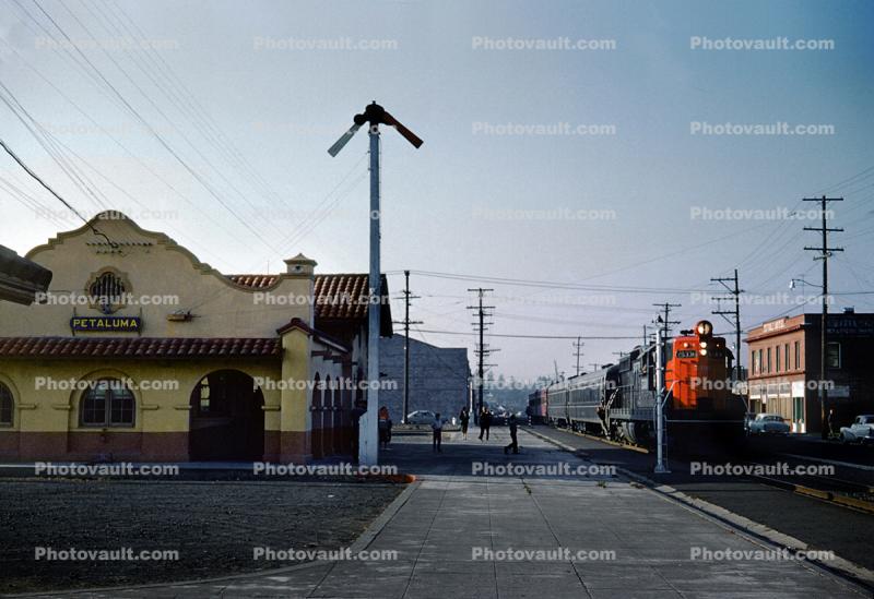 X5330, Petaluma Train Station, Depot, building, Southern Pacific, railcars, cars, 1950s