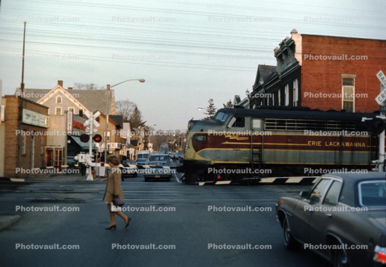 Erie Lackawanna EL 823, E8A, F-Unit Diesel Locomotive, Crossing Gate, Ramsey NJ, 1973, 1970s