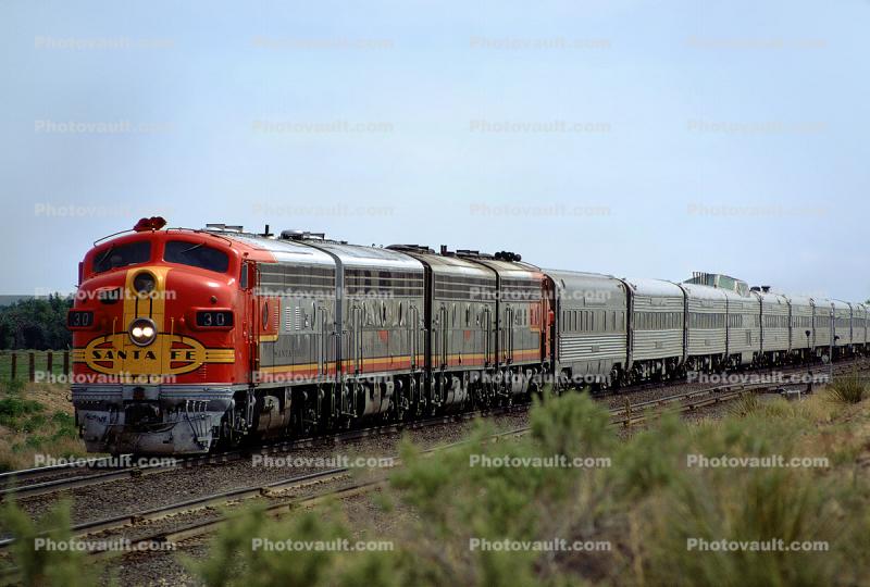 Santa-Fe Chief 30, railcars, warbonnet, ATSF, F-unit, Streamliner, EMD F7
