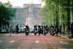 Queen Victoria Memorial, London, Guards, Buckingham Palace, CEEV02P09_09
