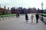 People walking, Hampton Court, England, CEEV06P02_08