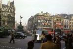 Piccadilly Circus, Roundabout, Cars, Wrigleys, 1950s, CEEV07P10_04
