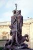 7 Ta Gunju 1919, statue, men, woman, columns, pedestal