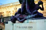 7 Ta Gunju 1919, statue, men, woman, columns, pedestal, CETV01P05_07