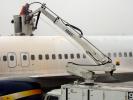 Versalift, Glycol dripping down the airplane window, Deicer, Ground Equipment, American Trans Air, TAAD01_014