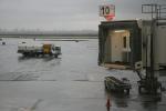 Jetway, Rainy, LaGuardia Airport (LGA), rain, inclement weather, precipitation, Airbridge, TAAD01_283