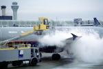 N828UA, de-icing Spray, United Airlines UAL, Airbus A320 series, Cabover Truck