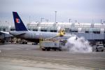 N828UA, de-icing, United Airlines UAL, Airbus A320 series, terminal building