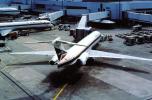 N909DE, Delta Air Lines, Douglas DC-9, Jetway, Airbridge, TAFV13P01_03