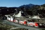 Santa-Fe Warbonnet Diesel locomotives, 556, piggyback trailers, Cajon Pass, California, VRFV07P07_11